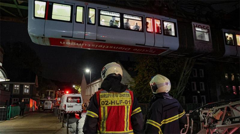 Die Feuerwehr holte die Fahrgäste über eine Drehleiter aus der Bahn.