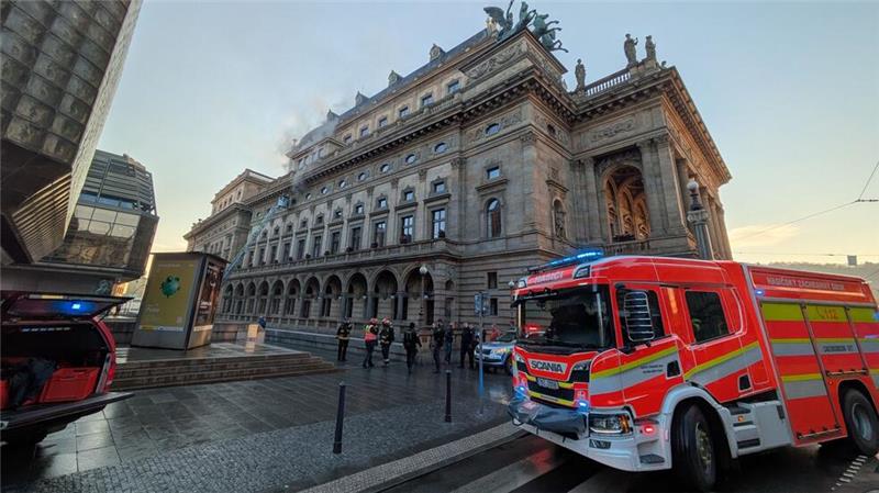 Brand im Nationaltheater in Prag Die Feuerwehr im Einsatz am Nationaltheater in Prag (Národní divadlo).
