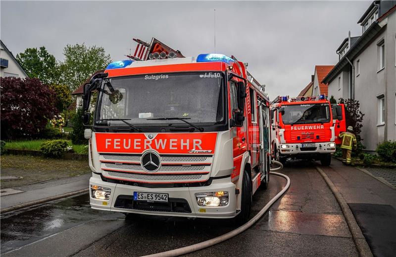 Die Feuerwehr im Einsatz in Esslingen. Hier hatte ein Blitz in ein Haus eingeschlagen und den Dachstuhl in Brand gesetzt.