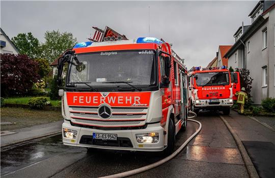 Die Feuerwehr im Einsatz in Esslingen. Hier hatte ein Blitz in ein Haus eingeschlagen und den Dachstuhl in Brand gesetzt.