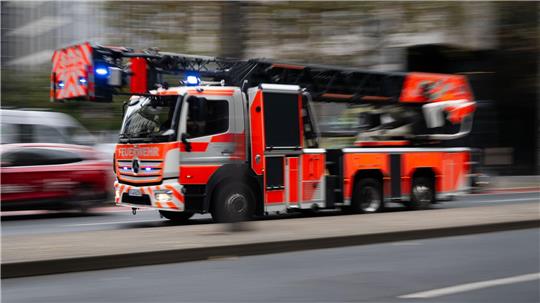 Die Feuerwehr in Braunschweig rettet sechs Bewohner aus einem brennenden Haus. (Symbolbild)