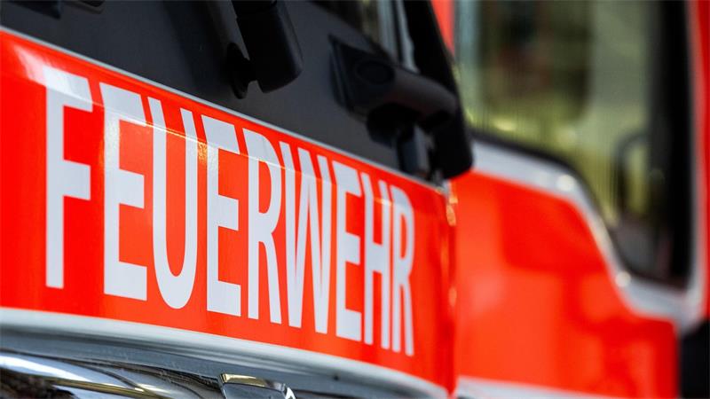 Die Feuerwehr in Bremerhaven rettet mehrere Bewohner eines Mehrfamilienhauses. (Symbolbild)