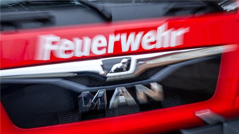 Die Feuerwehr in Leiferde löscht einen Brand in einem Wohnhaus. (Symbolbild)