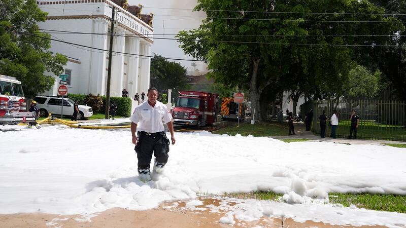 Die Feuerwehr in Miami kämpft gegen einen Großbrand. Das Feuer wütete in einem vierstöckigen Wohngebäude. Bewohner mussten unter anderem über Balkone gerettet werden.
