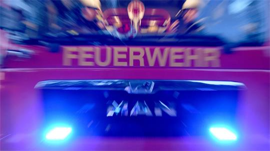 Die Feuerwehr in Osnabrück löscht einen Brand in einer Klinik. (Symbolbild)