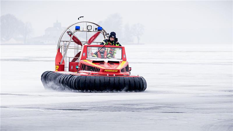 Die Feuerwehr in Steinhude nutzt das Eiswetter für eine Übungsfahrt mit ihrem Luftkissenfahrzeug.
