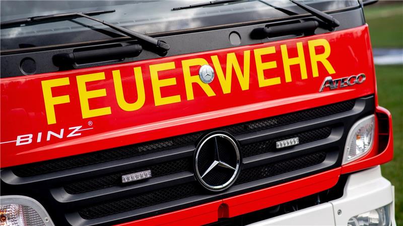 Die Feuerwehr in Wilhelmshaven befreit ein kleines Kind aus einem verschlossenen Auto. (Symbolbild)