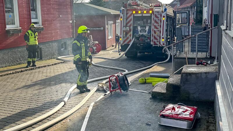 Die Feuerwehr ist am Freitagnachmittag in der Schulstraße in St. Andreasberg im Einsatz.