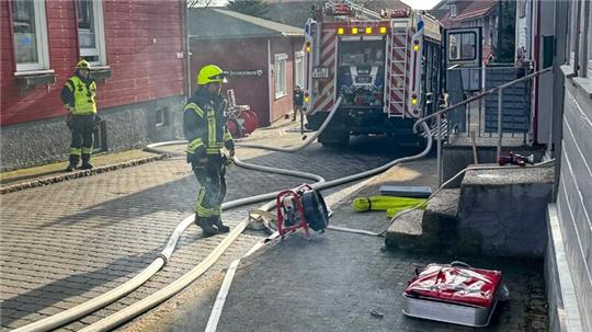 Die Feuerwehr ist am Freitagnachmittag in der Schulstraße in St. Andreasberg im Einsatz.
