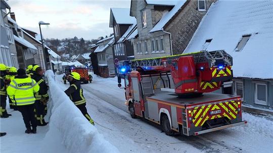 Die Feuerwehr ist am Montagmorgen im Zellbach in Clausthal-Zellerfeld im Einsatz. Währenddessen ist die Straße gesperrt.