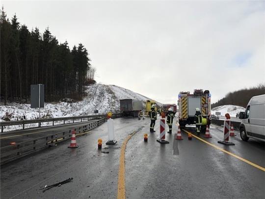 Die Feuerwehr ist an der Unfallstelle im Einsatz. Ausgelaufene Betriebsstoffe müssen gebunden werden. Die Bergungsarbeiten dauern an. Foto: Polizei Göttingen