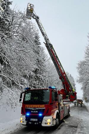 Unfälle nach Schnee im Oberharz: Polizei und Feuerwehr im Einsatz Die Feuerwehr ist an mehreren Stellen im Stadtgebiet mit ihrer Drehleiter im Einsatz.