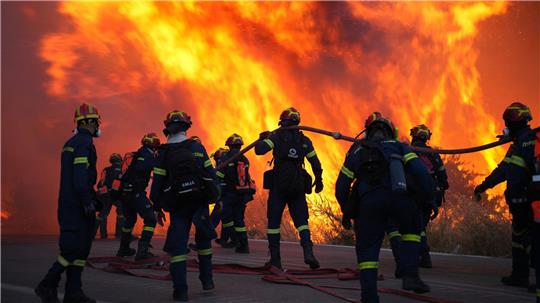 Die Feuerwehr ist auf der griechischen Insel Chios im Einsatz.