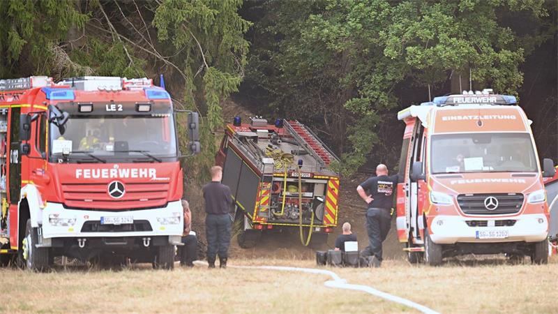 „Danke für Euren Einsatz“ - Der Kampf gegen den Waldbrand Die Feuerwehr ist beim Waldbrand im Einsatz.
