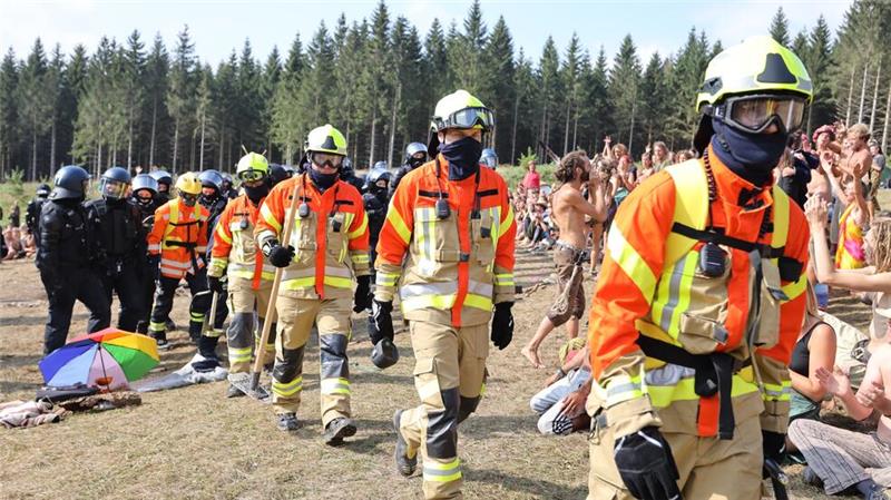 Was hat das Hippie-Treffen im Harz gekostet? Die Feuerwehr ist im Einsatz, um die Ritual- und Lagerfeuer beim „Rainbow Gathering“ zu löschen.