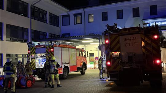 Die Feuerwehr ist in der Nacht zu Montag am Bad Harzburger Krankenhaus im Einsatz.