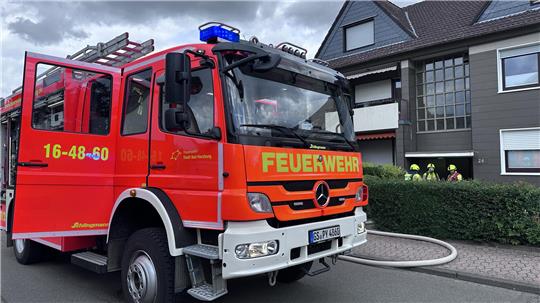 Die Feuerwehr ist in der Straße Am Rodenberg im Einsatz.