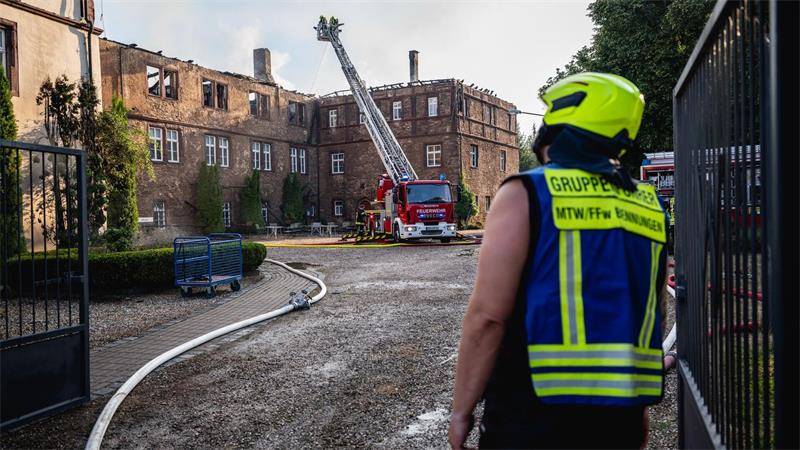 Die Feuerwehr ist mit 124 Kräften von 12 Feuerwehren im Einsatz.