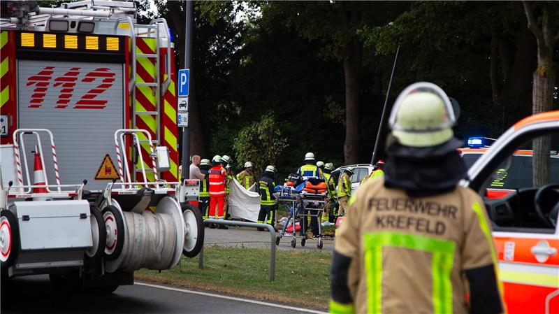 Die Feuerwehr ist mit einem Großaufgebot an Rettungskräften im Einsatz.