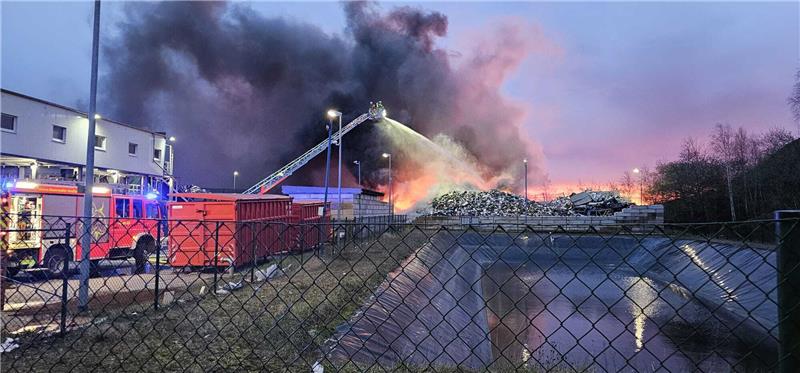 Brand bei Harlingerode: Elektroschrott stand in Flammen Die Feuerwehr ist noch im Einsatz. Foto: Privat
