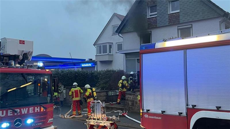 Zimmer in Langelsheimer Wohnhaus steht in Brand Die Feuerwehr ist schnell vor Ort, um den Brand zu löschen.