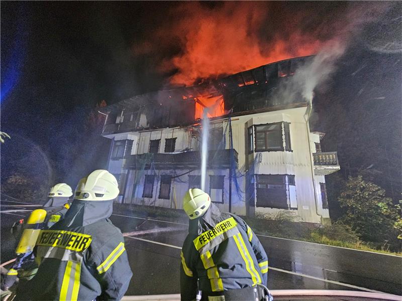 Die Feuerwehr kämpft am Freitagabend mit hohem Einsatz, das Feuer unter Kontrolle zu bekommen. Foto: Sowa