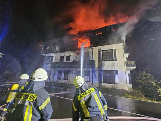 Die Feuerwehr kämpft am Freitagabend mit hohem Einsatz, das Feuer unter Kontrolle zu bekommen. Foto: Sowa