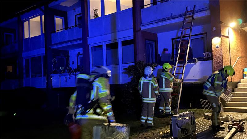 Die Feuerwehr kämpft am Mittwochabend gegen einen Zimmerbrand in der Bodestraße. 
