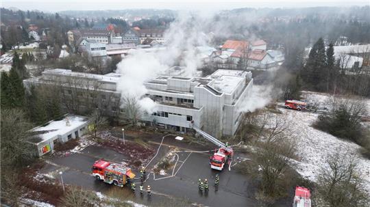 Die Feuerwehr kämpft gegen eine massive Rauchentwicklung im ehemaligen Erdölinstitut in der Walther-Nernst-Straße.