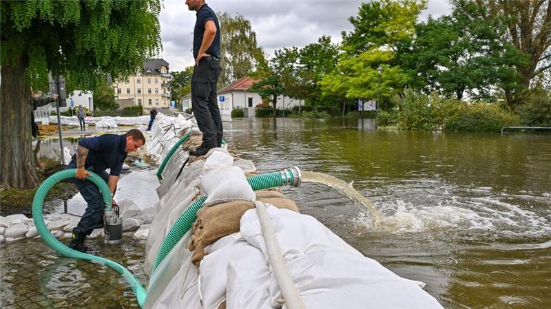 Oder-Region in Alarmstimmung - Helfer im Dauereinsatz Die Feuerwehr kämpft in Eisenhüttenstadt gegen Wassermassen. Denn im Stadtteil Fürstenberg sind einige Straßen stark überflutet.