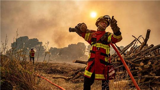 Die Feuerwehr kämpft in Südfrankreich weiter gegen die Flammen.