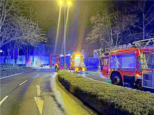 Die Feuerwehr kontrolliert das vernebelte Bankgebäude. Foto: Feuerwehr