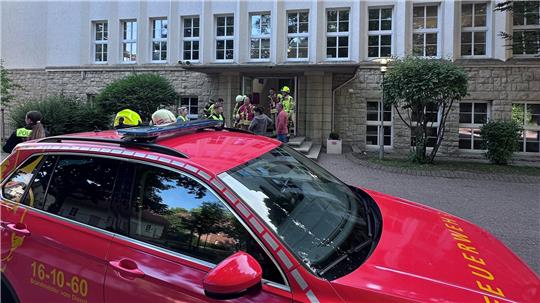 Die Feuerwehr kontrolliert die Schule, kann aber recht schnell Entwarnung geben.