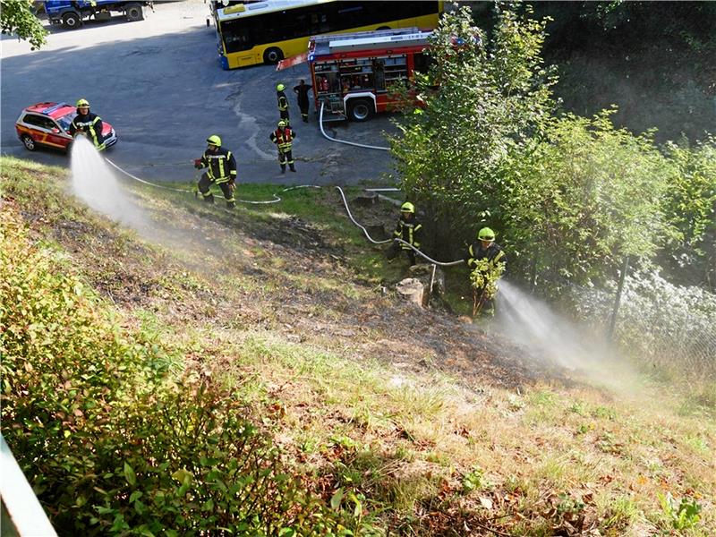 Flächenbrand am Alten Bahnhof in Clausthal-Zellerfeld Die Feuerwehr konzentriert sich auf Nachlöscharbeiten. Foto: Feuerwehr