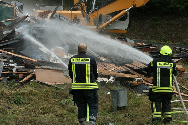 Die Feuerwehr löscht Glutnester unter den Trümmern. Foto: Berthold