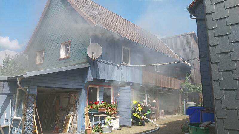 Die Feuerwehr löscht am Montagmittag einen brennenden Stall in der Goslarschen Straße in Clausthal-Zellerfeld.