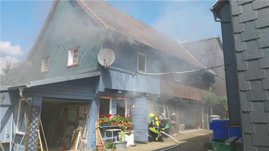 Die Feuerwehr löscht am Montagmittag einen brennenden Stall in der Goslarschen Straße in Clausthal-Zellerfeld.