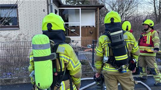 Die Feuerwehr löscht den Brand, der in einem Wintergarten in Göttingerode ausgebrochen ist.