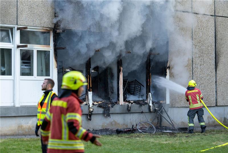 Flüchtlingsunterkunft: Technischer Defekt wohl Brand-Ursache Die Feuerwehr löscht den Brand in der Flüchtlingsunterkunft.