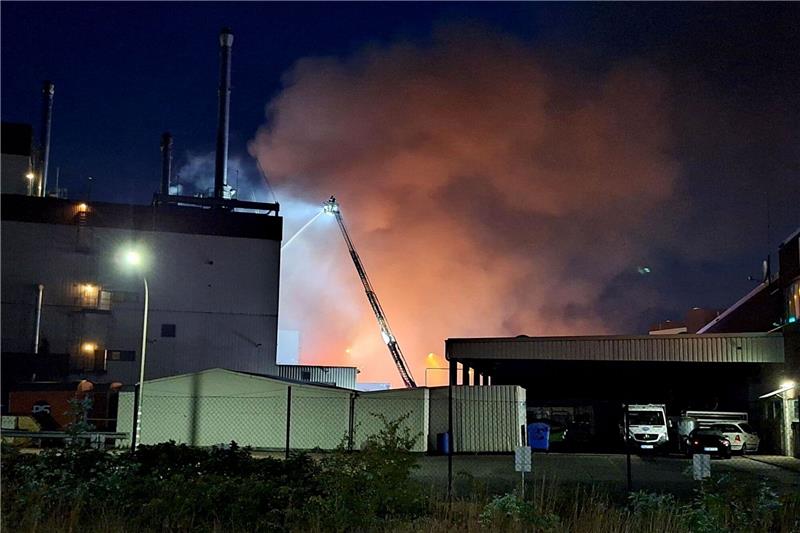 Brand auf Firmengelände in Bremen-Hemelingen: Großeinsatz Die Feuerwehr löscht einen Brand auf einem Firmengelände im Hafenbereich von Bremen-Hemelingen.
