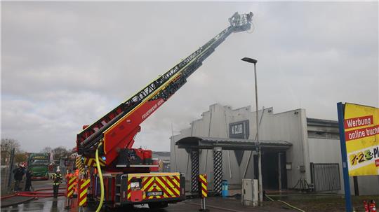 Die Feuerwehr löscht einen Brand in einem Club. Hunderte Feiernde retten sich ins Freie.