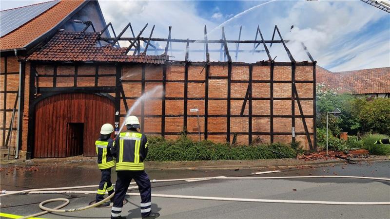 Eine Scheune mit ausgebranntem Dachstuhl.
