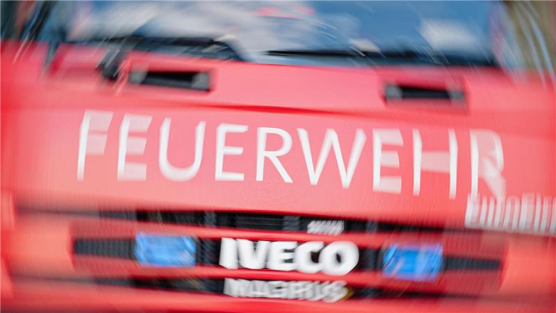 Die Feuerwehr löschte die Flammen, die bereits von der Garage auf das Haus übergegriffen hatten. (Symbolbild)