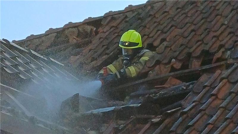 Die Feuerwehr löschte die Glutnester.