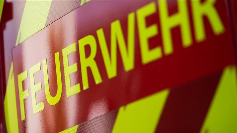 Die Feuerwehr löschte ein brennendes Klohäuschen. (Symbolbild)