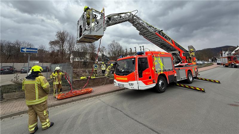Die Feuerwehr muss den Mann aus der Baugrube retten. 