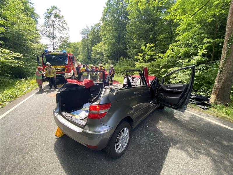 Autofahrerin (59) aus Salzgitter stirbt zwei Wochen nach Unfall Die Feuerwehr musste das Dach der B-Klasse abflexen, um die Unfallfahrerin befreien zu können. Foto: Kasemir