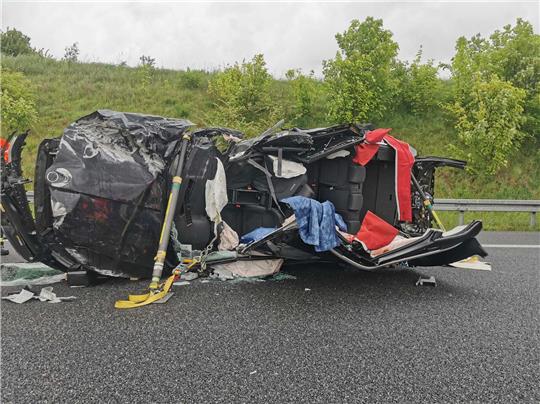 Die Feuerwehr musste das Dach des Autos aufschneiden, um die eingeklemmten Personen zu befreien. Foto: Feuerwehr Seesen