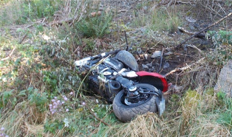 Unfall im Ostharz: Motorrad geht nach Sturz in Flammen auf Die Feuerwehr musste das Kraftrad löschen. Foto: Polizeirevier Harz