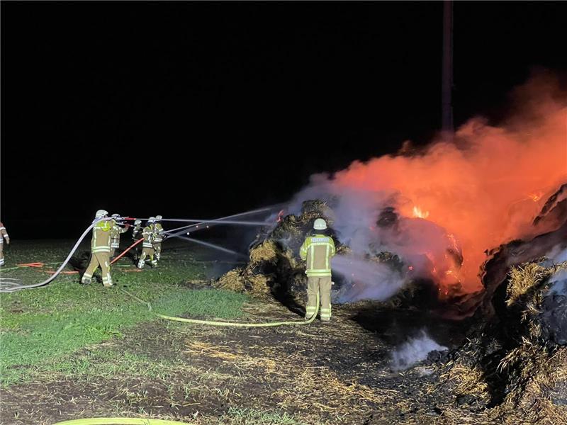 Die Feuerwehr musste rund 300 Strohballen löschen. Fotos: Feuerwehr